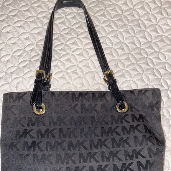 Micheal Kors Handbag - Picture 2 of 7